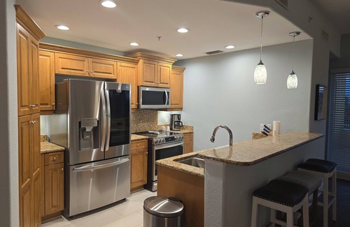 Palmetto Condo | Florida Gulf Coast 3-bedroom, 2-bathroom deluxe condominium, near beaches.