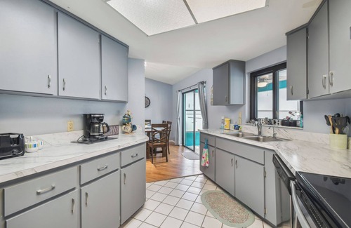 Spring Hill House | Florida Gulf Coast Getaway. Sunshine and warm breezes!