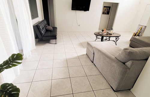 Mill Run House | Florida Home! 3 Bed /2 Bath with ample space for extended stays!