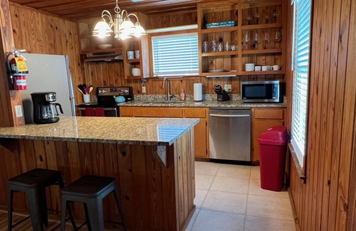 East End Apartment | Floridan Lodge. 7 Day stays in the center of the island!