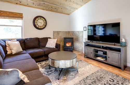 Florissant Cabin | Florissant Cabin w/ Patio < 10 Mi to Hiking Trails