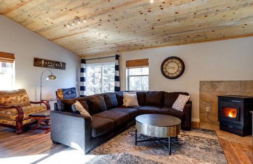 Florissant Cabin | Florissant Cabin w/ Patio < 10 Mi to Hiking Trails