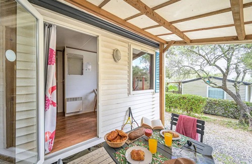 Castries House | Flower Camping le FONDESPIERRE * - Standard mobile home - 15 m2 (1 bedroom - air conditioning - TV) 2 persons