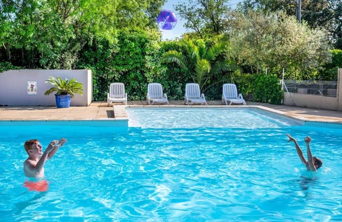 Castries House | Flower Camping le FONDESPIERRE * - Standard mobile home - 15 m2 (1 bedroom - air conditioning - TV) 2 persons