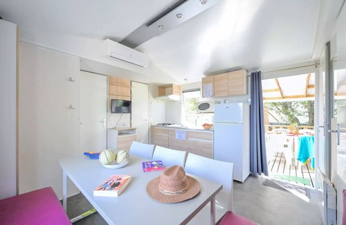 Castries House | Flower Camping le FONDESPIERRE * - Mobil-home CONFORT - 30 m2 (3 bedrooms - air conditioning - TV) 6 persons