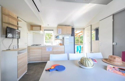 Castries House | Flower Camping le FONDESPIERRE * - Mobil-home CONFORT - 30 m2 (3 bedrooms - air conditioning - TV) 6 persons