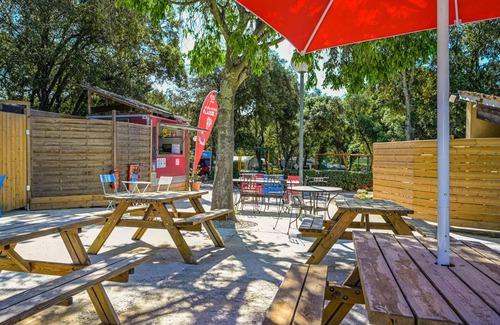 Castries House | Flower Camping le FONDESPIERRE * - Mobil-home Premium - 28m2 (3 bedrooms + air conditioning + TV + dishwasher+ sheets and towels) 6 people