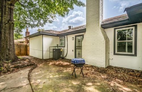 Memphis House | Flowering Peach Stayhouse