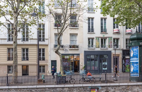 Enfants-Rouges Apartment | Flowers in Saint-Martin, by Veeve