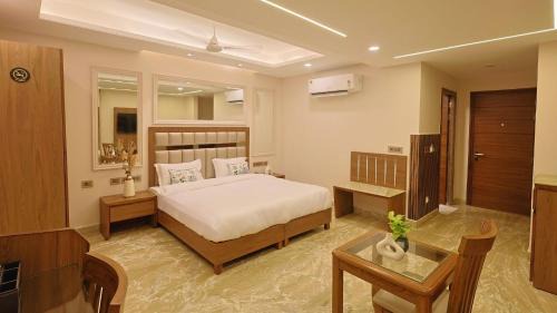 Sushant Lok Hotel | FlxHo Horizon ONE - Luxury Hotel & Residences DLF 5 Golf Course Road