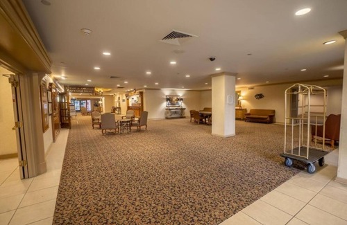 Raisin Hotel | Fly In, Rest Easy – 2 Budget-friendly Units Close to Airport