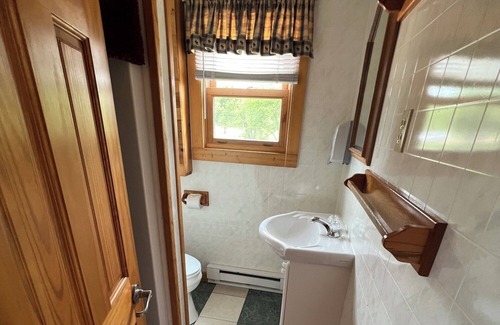 Phillips Cabin | Flyway Resort ‘The Bear Den’ on Wilson Lake
