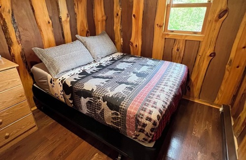 Phillips Cabin | Flyway Resort ‘The Bear Den’ on Wilson Lake