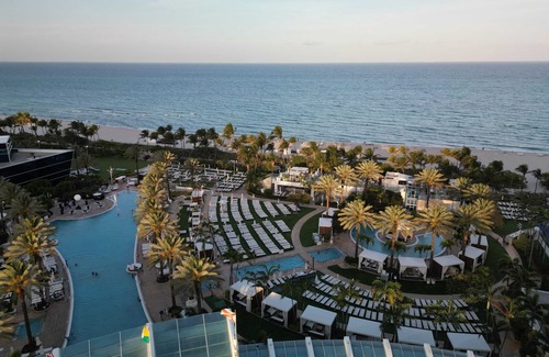Mid Beach Apartment | FontaineBleau Resort, w/Balcony 10 min from SoBe
