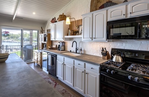 Fontana-on-Geneva Lake Resort | Fontana Waterfront! Prime fireworks viewing! Brand newly remodeled 2br/2ba, pool