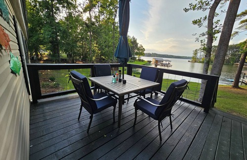 Milledgeville House | FOOTBALL & FISHING nFamiLee Lakehouse Retreat nDogFriendly w-HotTub & BoatDock