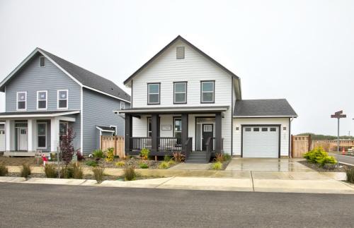 Ocean Shores House | Footprints In The Sand By Oyhut Bay Seaside Village