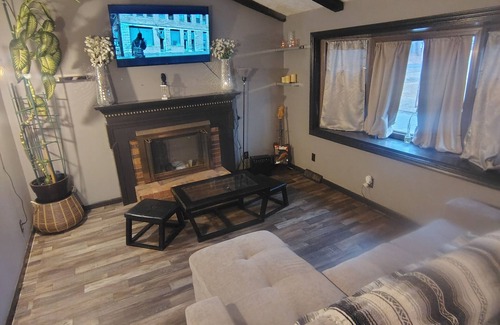 Danville House | For large families and groups just minutes away from the Caesars of Danville.