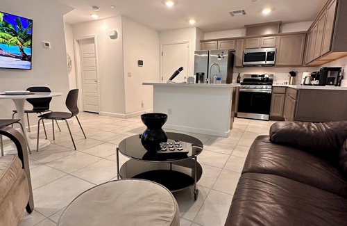 Las Vegas House | For rent 2 bedrooms & 1 full private bathroom kitchen living room share w host