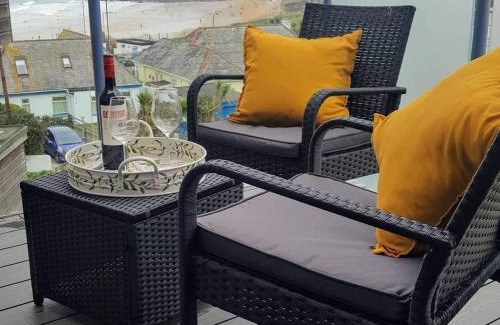 Newquay Apartment | For the Shore, Fistral Beach Newquay - 2 Bed 2 bath - Private Parking with garage for 2 vehicles