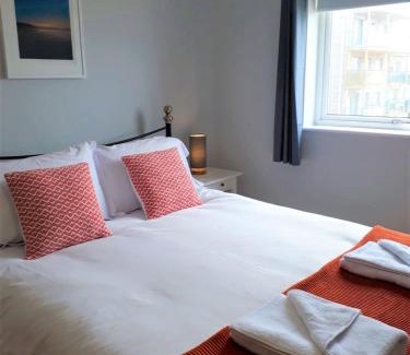 Newquay Apartment | For the Shore, Fistral Beach Newquay - 2 Bed 2 bath - Private Parking with garage for 2 vehicles