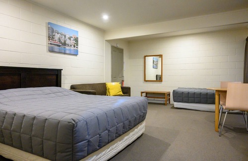 Petone Hotel | Foreshore Motor Lodge