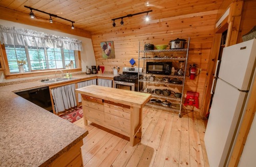 Lazy Acres House | Forest Edge Retreat - Roam Property Management