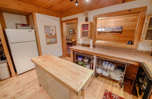 Lazy Acres House | Forest Edge Retreat - Roam Property Management