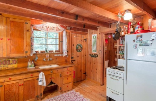 Forest Falls Cabin | Forest Falls Creekside Cabin