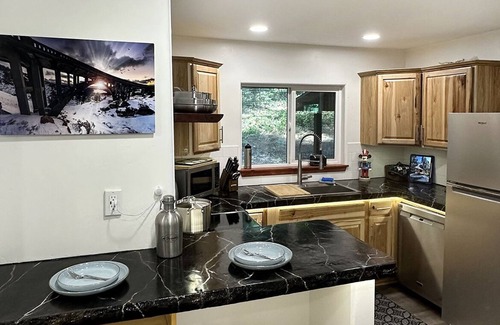 Nevada City Cabin | Forest Mountain Cabin, minutes to Downtown, trails, rivers & lakes