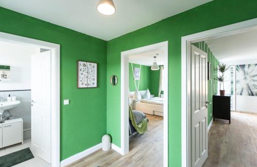 Neudorf-Nord Apartment | - Forest Retreat Deluxe - 2 Bedroom Apartment - 75 qm - Fully Renovated 2025 with TV & Netflix - King Size Beds - Full Kitchen - Free Parking - Close to Airport & Train -