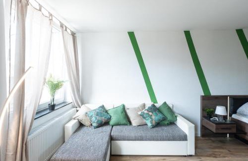 Neudorf-Nord Apartment | - Forest Retreat Deluxe - 2 Bedroom Apartment - 75 qm - Fully Renovated 2025 with TV & Netflix - King Size Beds - Full Kitchen - Free Parking - Close to Airport & Train -