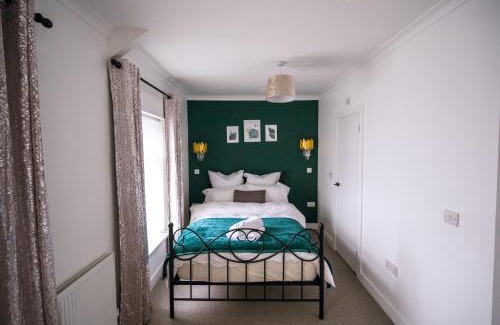 Port Talbot House | Forest Retreat Log Burner Dog Friendly Wifi