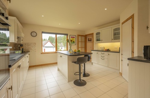 Nethy Bridge Cabin | Forest Trail Lodge - a house that sleeps 9 guests in 3 bedrooms