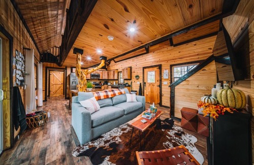 Campton Cabin | Forest Views | Hot Tub, 5 Min to RRG, & Game Loft