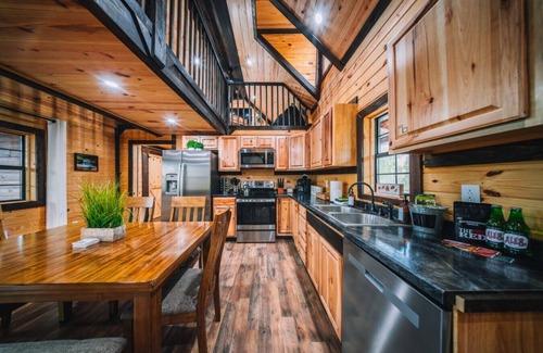 Campton Cabin | Forest Views | Hot Tub, 5 Min to RRG, & Game Loft