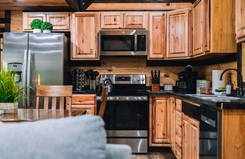 Campton Cabin | Forest Views | Hot Tub, 5 Min to RRG, & Game Loft
