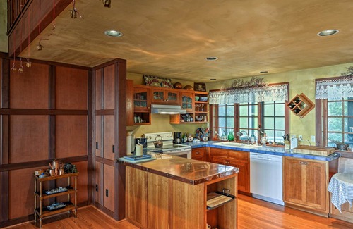Port Orford House | Forested Gold Beach House w/Panoramic Ocean Views
