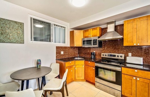 Chinatown Apartment | Forget the Hotel and stay in Style in a 2bd Apt