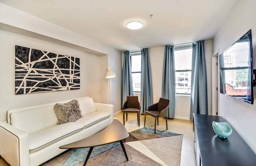 Chinatown Apartment | Forget the Hotel and stay in Style in a 2bd Apt