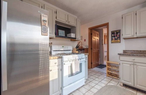 Narragansett House | Forget your worries in this spacious and serene space