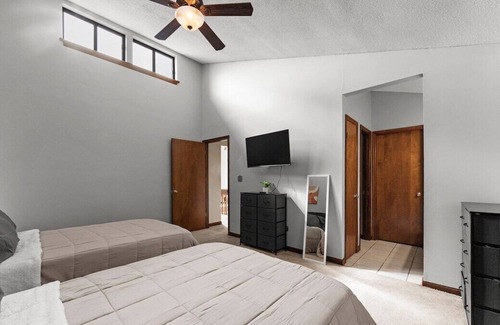 Lupton City House | Forget your worries in this spacious and serene space