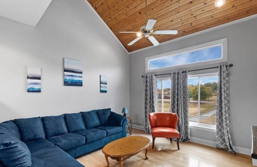 Lupton City House | Forget your worries in this spacious and serene space