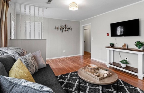 East Ridge House | Forget your worries in this spacious and serene space