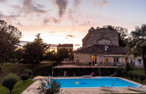 Moncrabeau Villa | Former presbytery with swimming pool