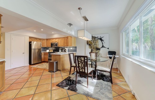 East Fort Lauderdale House | Fort Lauderdale 2b/2ba villa w POOL 4min from the BEACH! Kid-FRIENDLY GATED POOL