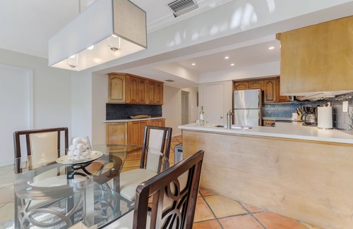 East Fort Lauderdale House | Fort Lauderdale 2b/2ba villa w POOL 4min from the BEACH! Kid-FRIENDLY GATED POOL