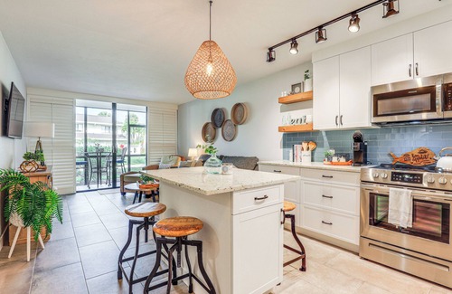 Fort Pierce Condo | Fort Pierce Condo w/Screened Porch: Walk to Beach