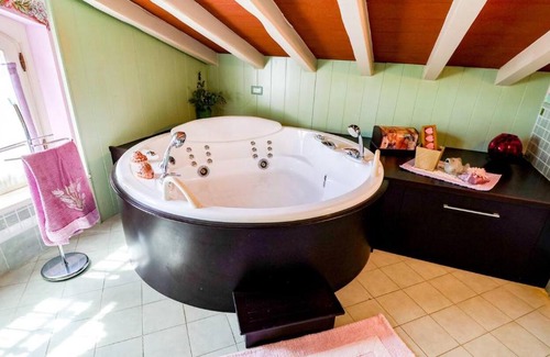Cinquale Apartment | Forte dei Marmi House - with Jacuzzi