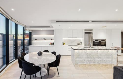 Fortitude Valley Apartment | Fortitude Valley 3-Bed, Top Floor and Bridge View